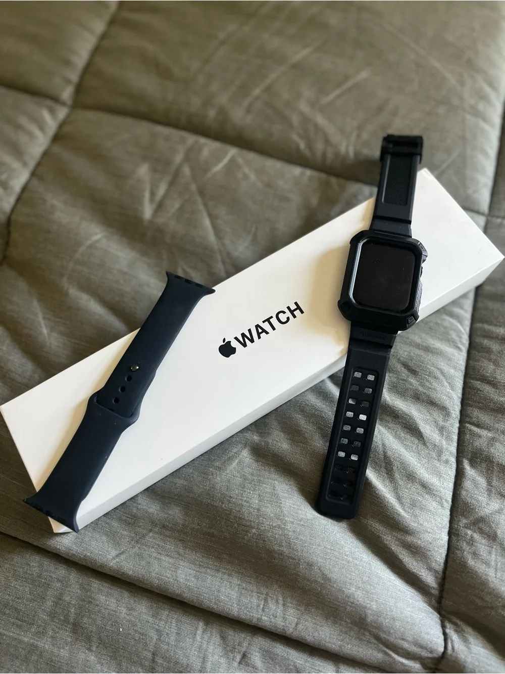 Apple Watch SE (2nd Gen) 44mm Midnight with OG band and Protective Case band.